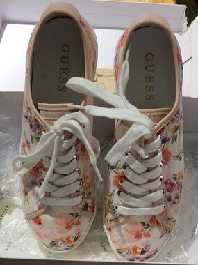 GUESS Pink Floral Low-Top Lace-Up Sneakers Size 9